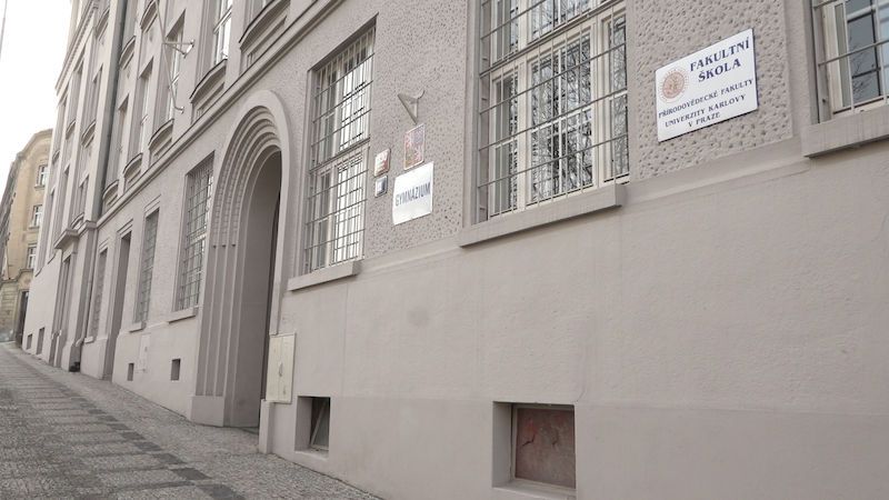 Soud zakázal pražskému gymnáziu distanční výuku